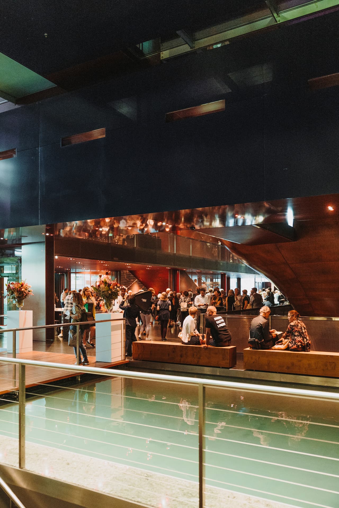 Architektur Wasserkanäle Konzertsaal Trakt C mit Besucherinnen im KKL Luzern