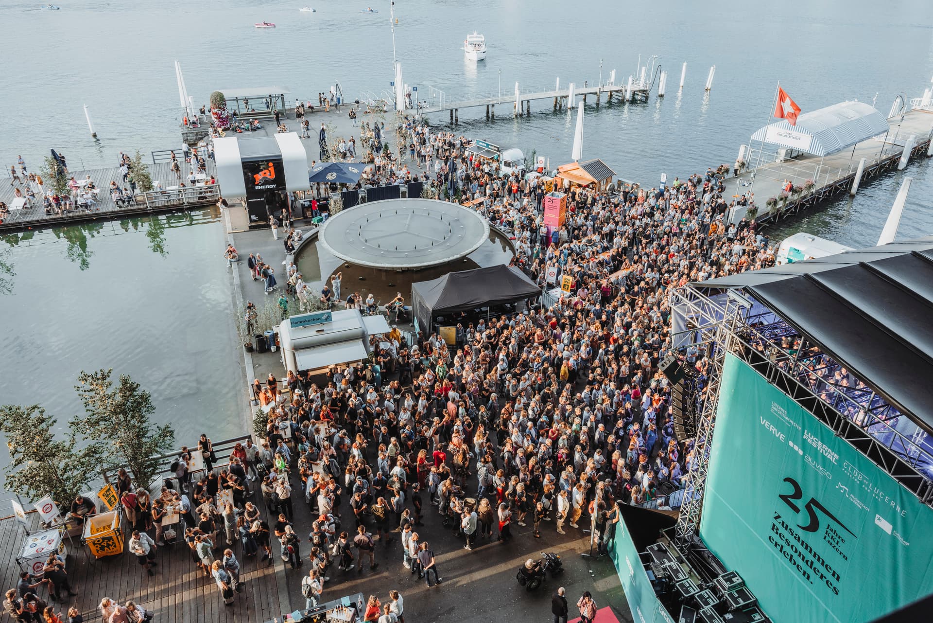 Besucherinnen vor der Bühne auf dem Europaplatz während dem 25 Jahr Jubiläum des KKL Luzern
