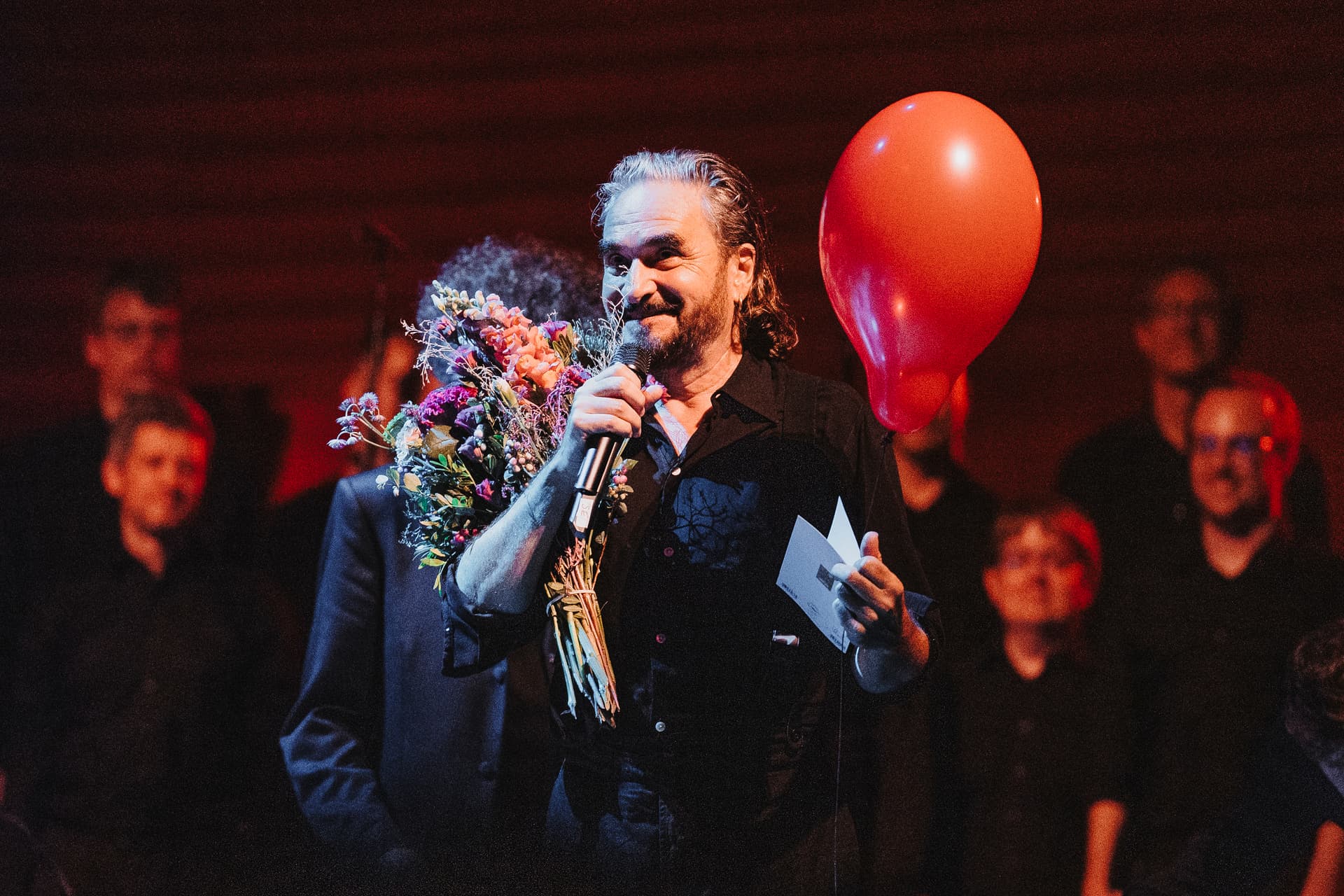 Stephan Eicher mit Blumenstrauss beim Konzert beim 25 Jahr Jubiläum im Konzertsaal des KKL Luzern